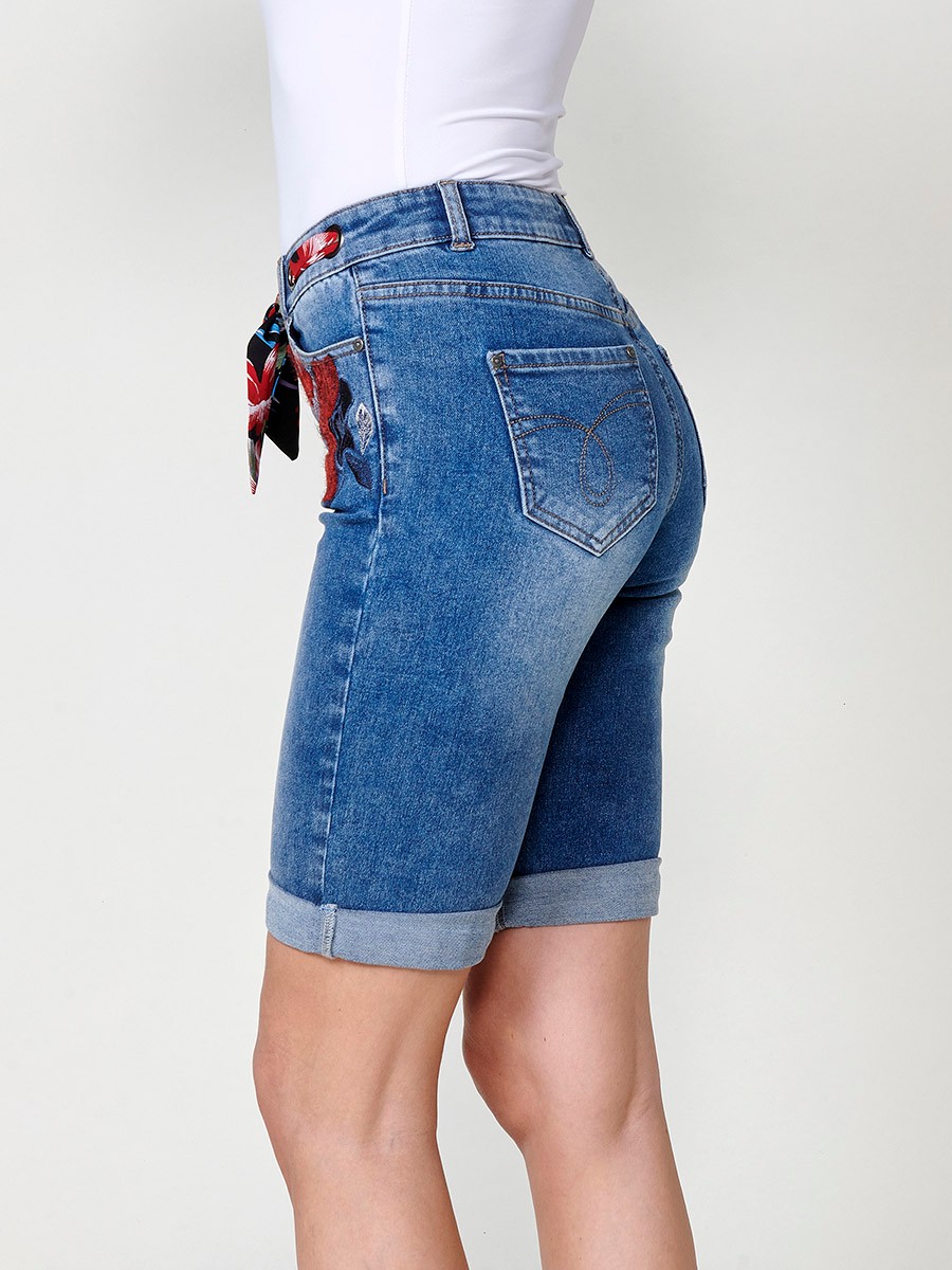 Damen-Elastische Jeansshorts mit Waschungseffekt, Satin-Schal und Blumenstickerei in Blau 6