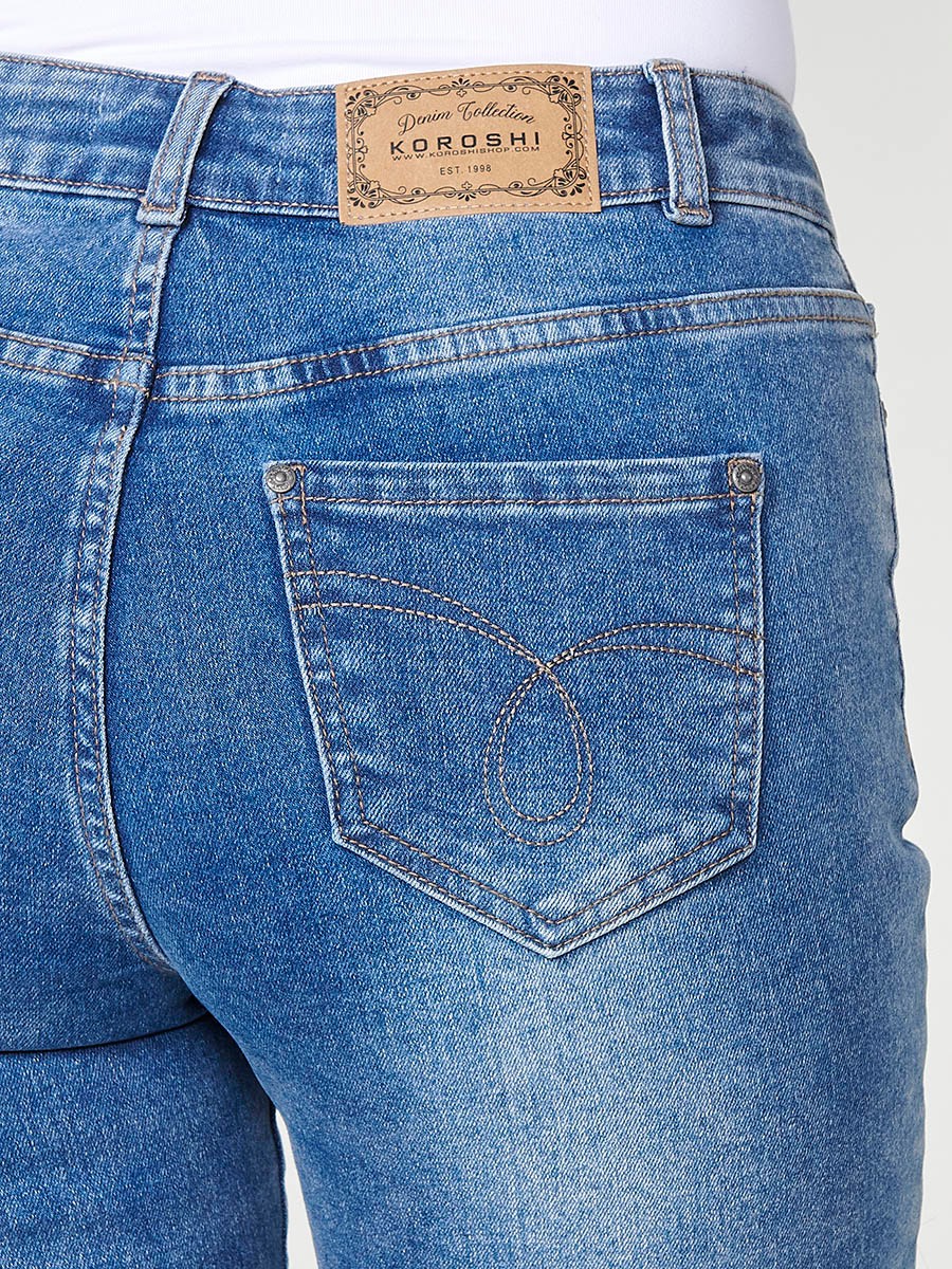 Damen-Elastische Jeansshorts mit Waschungseffekt, Satin-Schal und Blumenstickerei in Blau 8