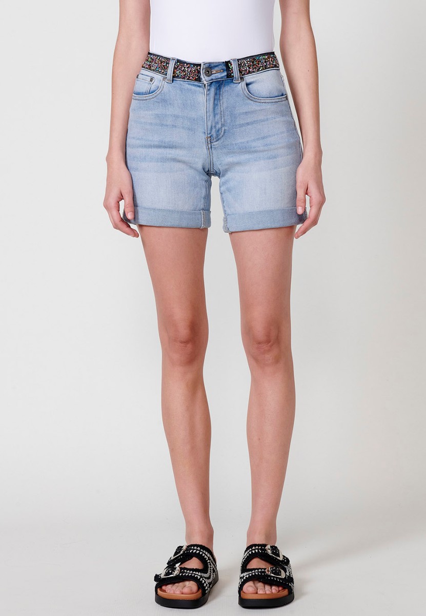 Jeans short elástico tiro medio y cinco bolsillos con abalorios de colores en cintura y cierre con cremallera y botón metálico con bajos con doble vuelta para mujer de color azil calaro