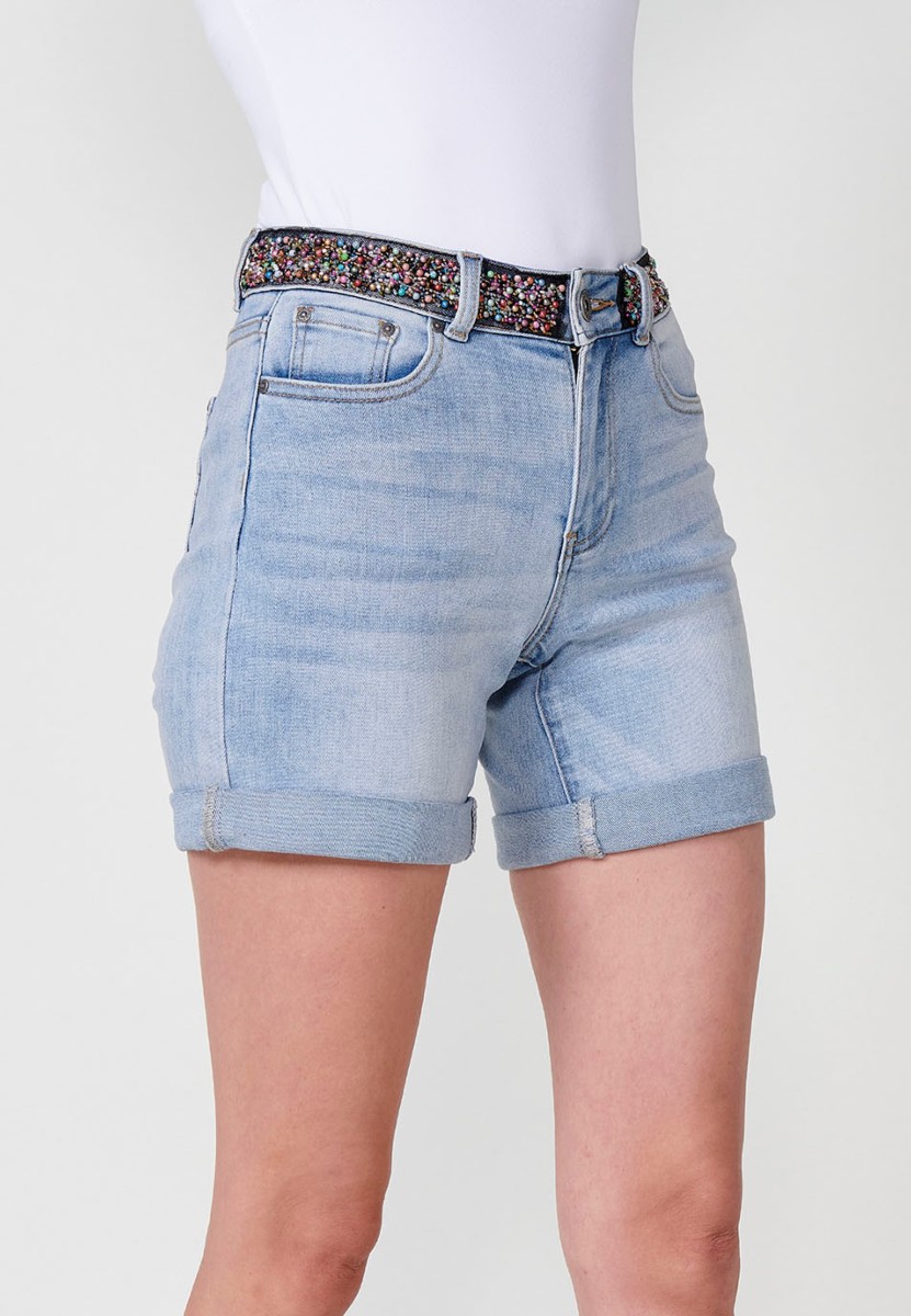 Jeans short elástico tiro medio y cinco bolsillos con abalorios de colores en cintura y cierre con cremallera y botón metálico con bajos con doble vuelta para mujer de color azil calaro