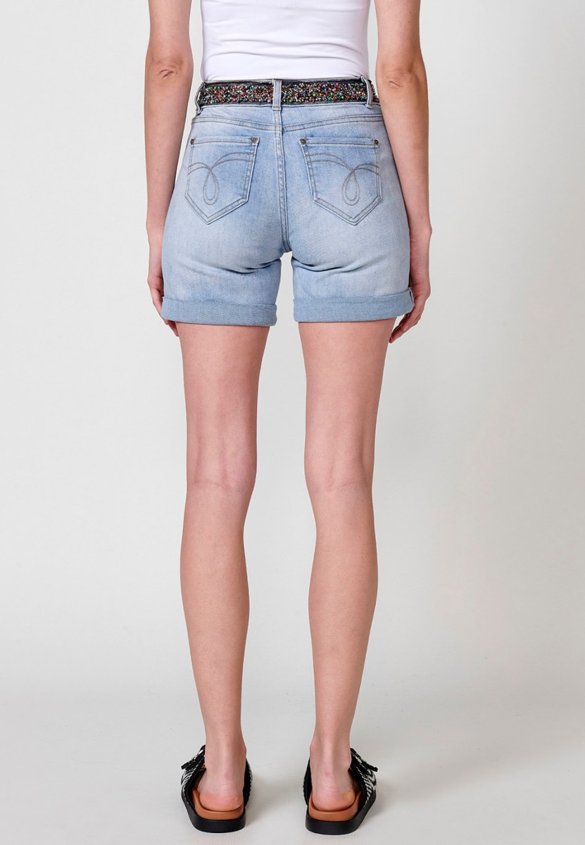 Jeans short elástico tiro medio y cinco bolsillos con abalorios de colores en cintura y cierre con cremallera y botón metálico con bajos con doble vuelta para mujer de color azil calaro