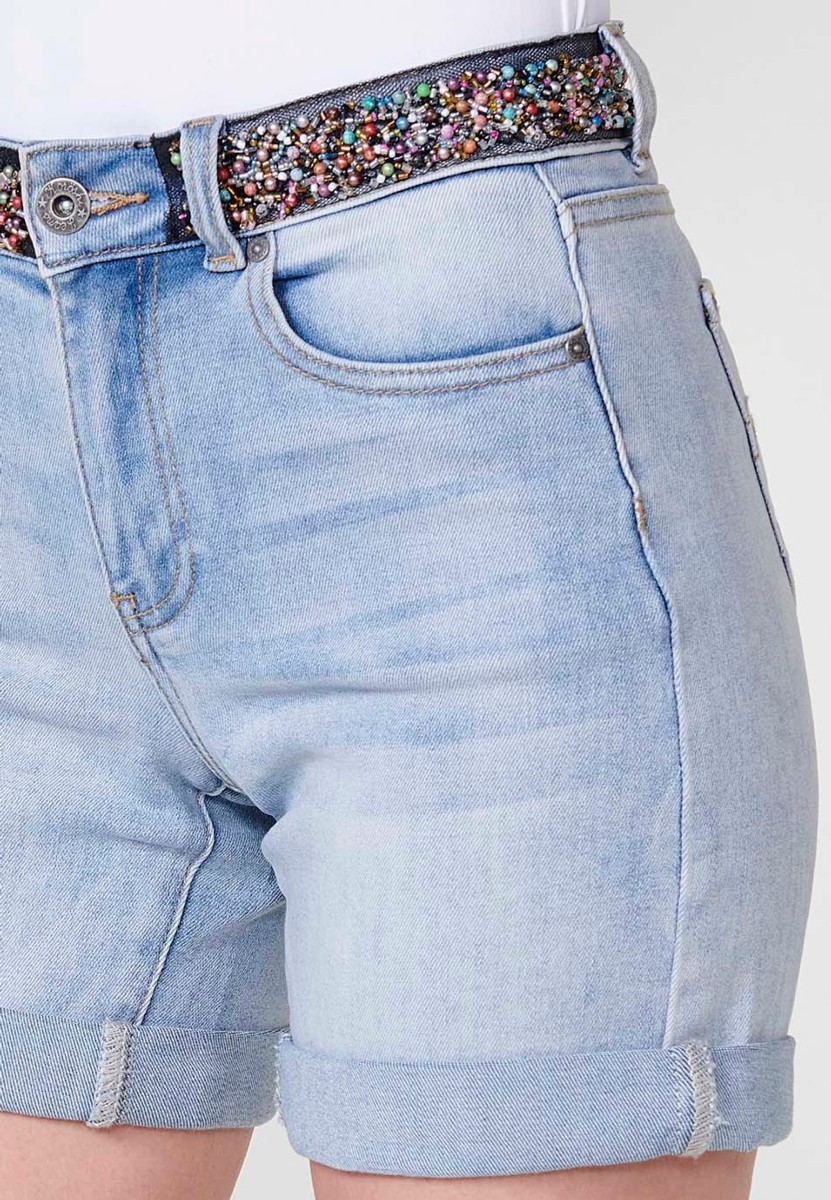 Jeans short elástico tiro medio y cinco bolsillos con abalorios de colores en cintura y cierre con cremallera y botón metálico con bajos con doble vuelta para mujer de color azil calaro