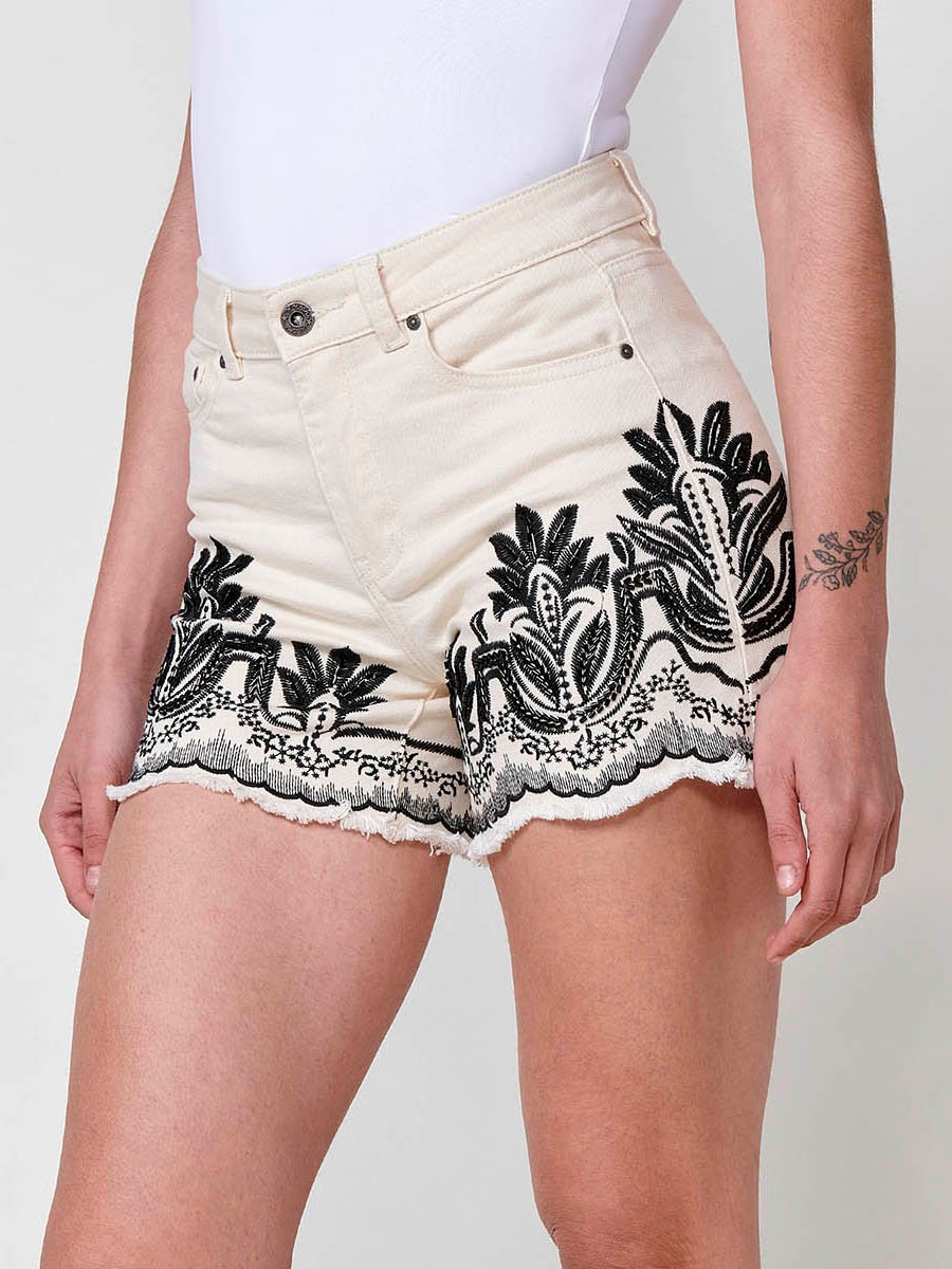 Jeans color short elástico con Tiro medio y cinco bolsillos con Cierre con cremallera y botón metálico con Bordado con motivos florales en cintura y bajo con brillos color Crudo para Mujer 4