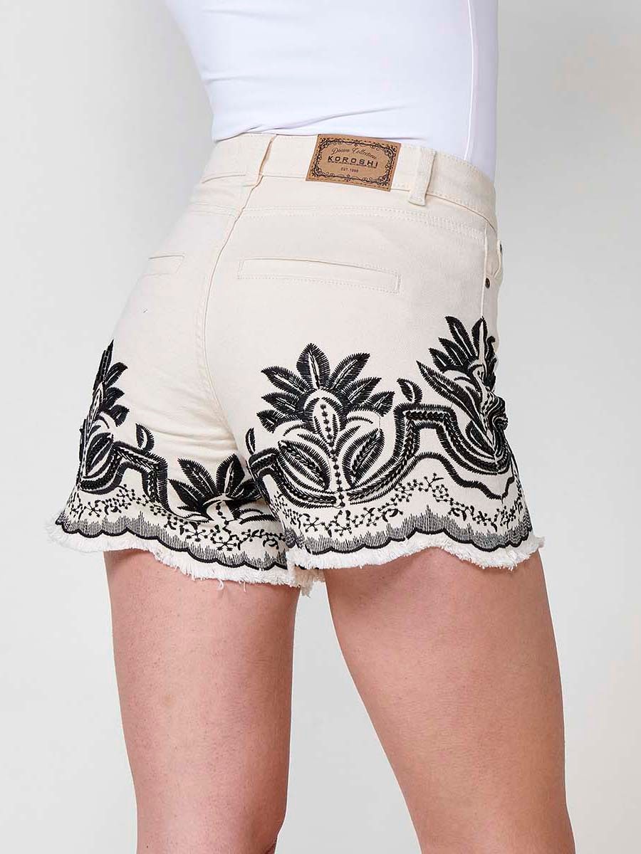 Jeans color short elástico con Tiro medio y cinco bolsillos con Cierre con cremallera y botón metálico con Bordado con motivos florales en cintura y bajo con brillos color Crudo para Mujer 6