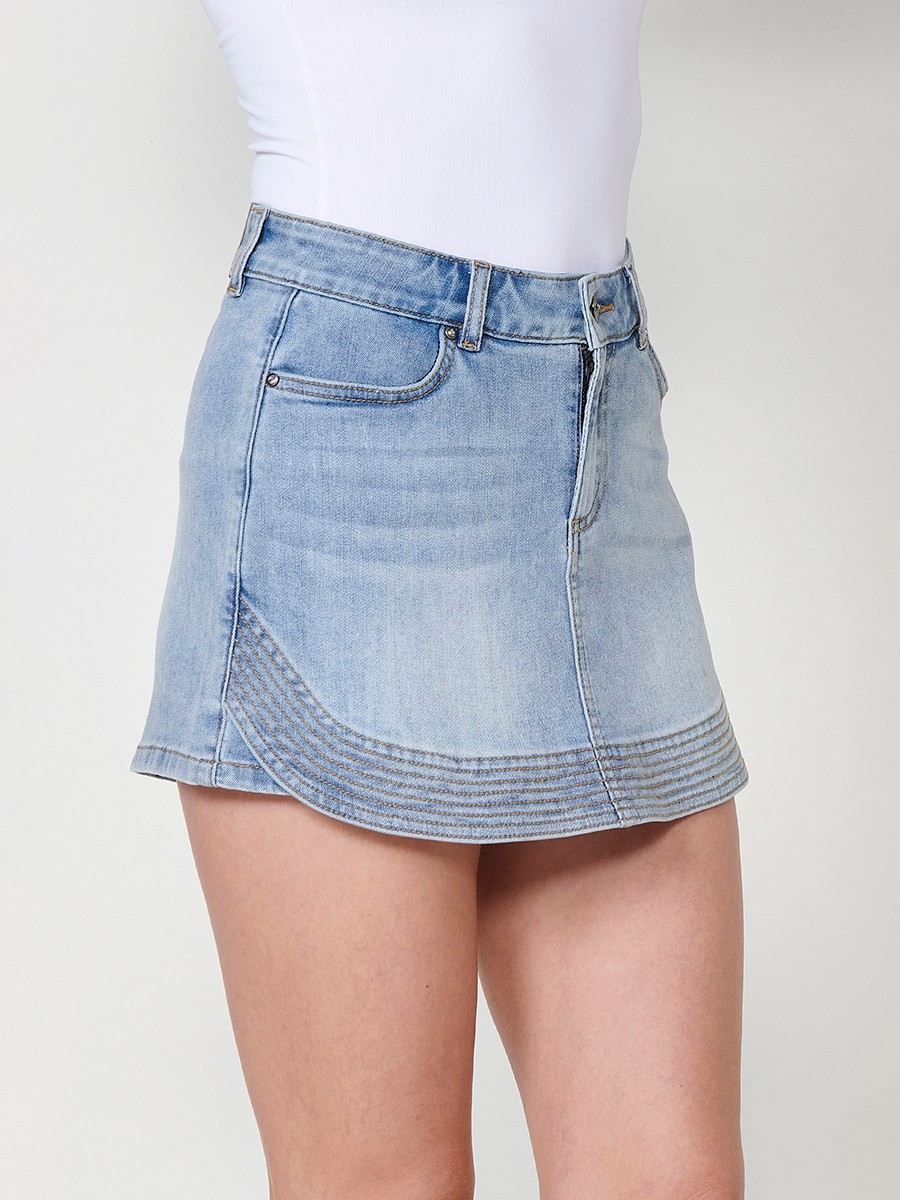 Damen-Elastischer Jeansrock-Shorts mit Mittelhohem Bund und Ziernähten in Blau 1