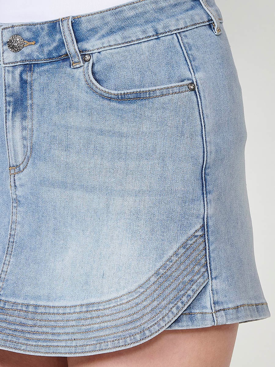 Damen-Elastischer Jeansrock-Shorts mit Mittelhohem Bund und Ziernähten in Blau 6