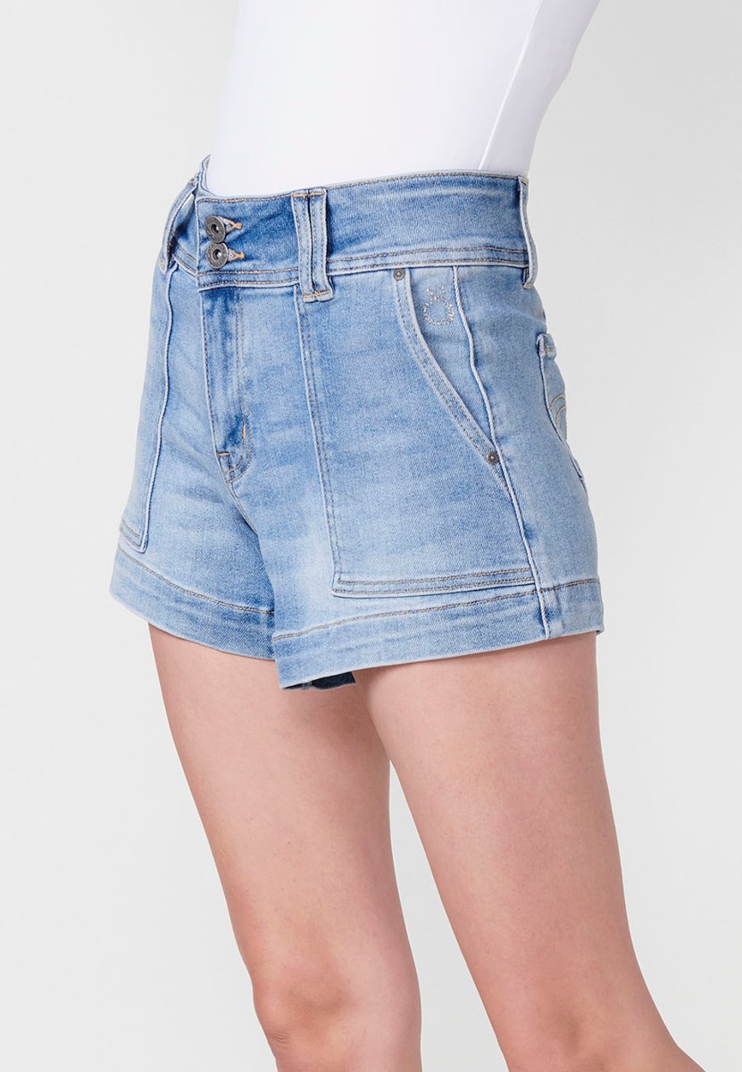 Short jean elásticocon bolsillos delanteros y traseros con cinturilla alta don doble botón metálico y cierre con cremallera con logo y brillos en bolsillo para mujer de color azul medio