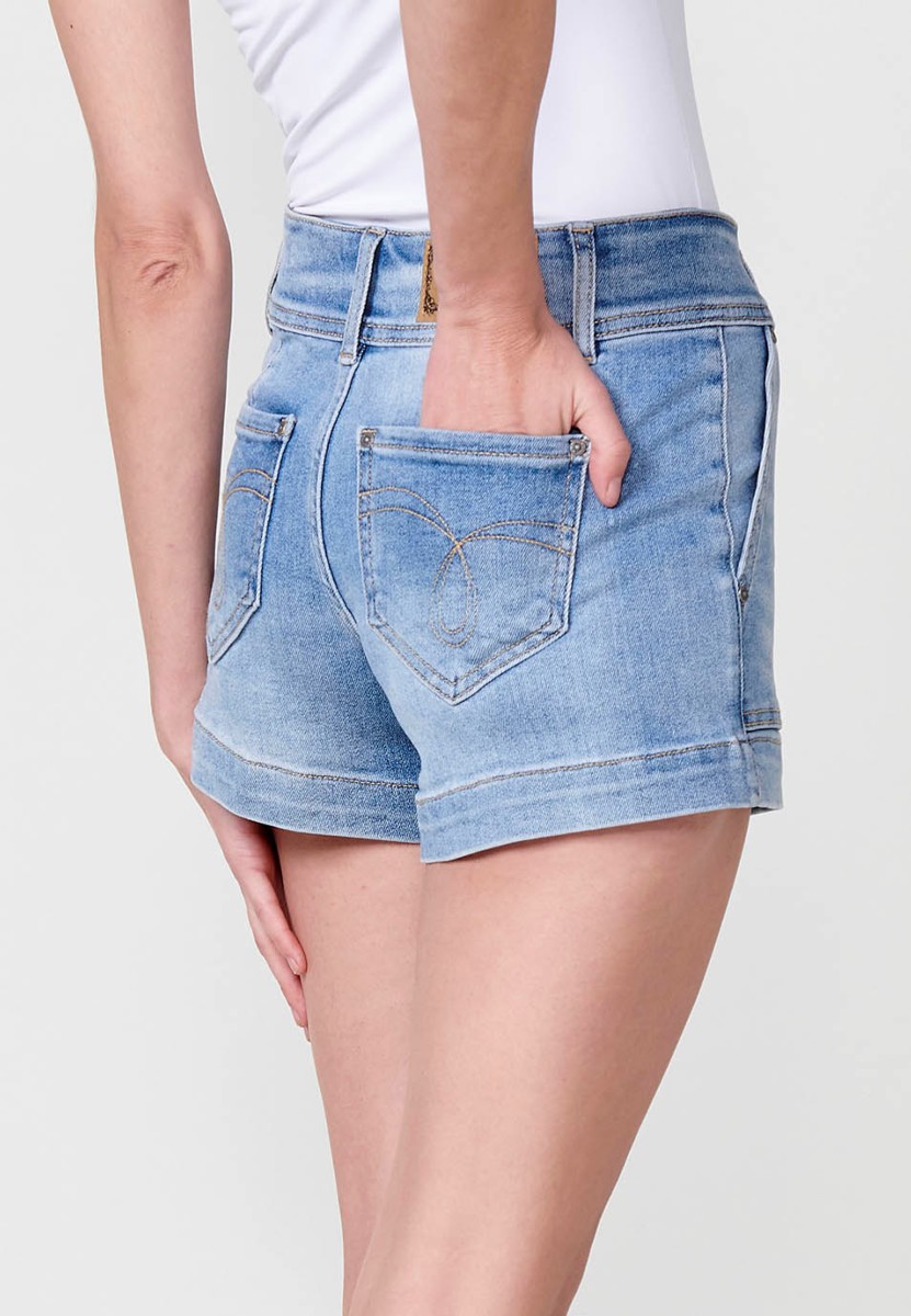 Short jean elásticocon bolsillos delanteros y traseros con cinturilla alta don doble botón metálico y cierre con cremallera con logo y brillos en bolsillo para mujer de color azul medio