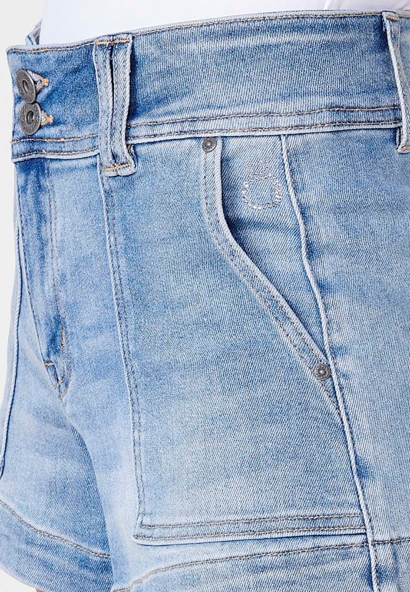 Short jean elásticocon bolsillos delanteros y traseros con cinturilla alta don doble botón metálico y cierre con cremallera con logo y brillos en bolsillo para mujer de color azul medio