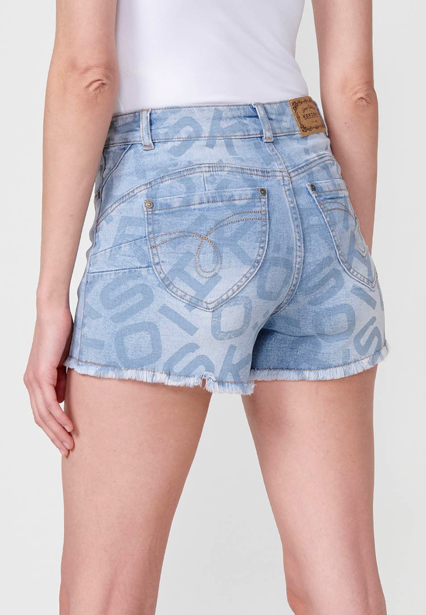 Short jean elástico de tiro medio y cinco bolsillos con cierre con cremallera y botón metálico y estampado Koröshi en todo el pantalón con bajo desilachado para mujer de color azul claro