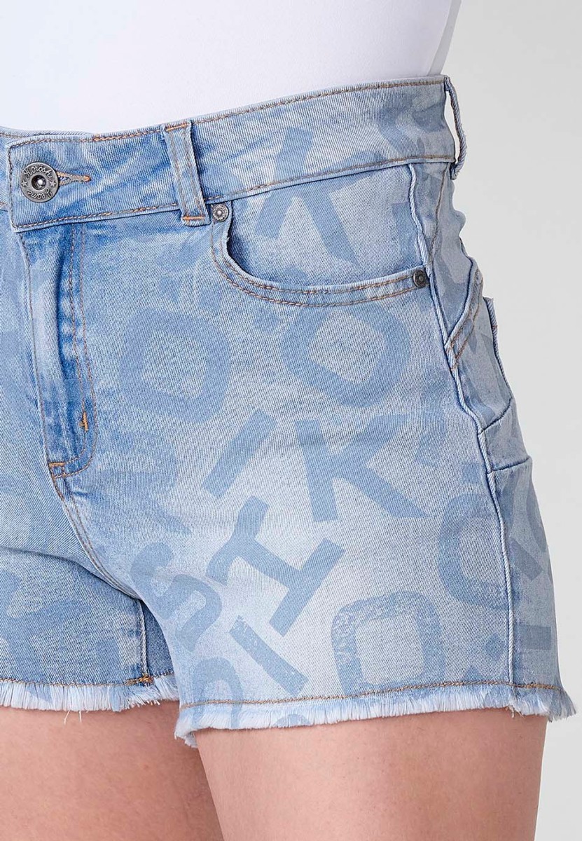 Short jean elástico de tiro medio y cinco bolsillos con cierre con cremallera y botón metálico y estampado Koröshi en todo el pantalón con bajo desilachado para mujer de color azul claro