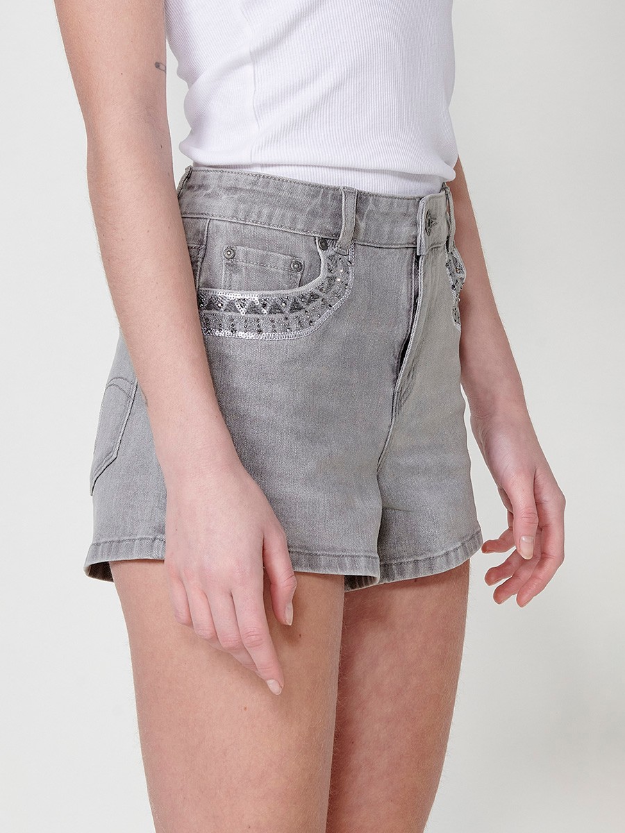 Damen-Elastische Jeansshorts mit Waschungseffekt und Bestickter Ethno-Borte mit Glanz in Grauem Denim 2