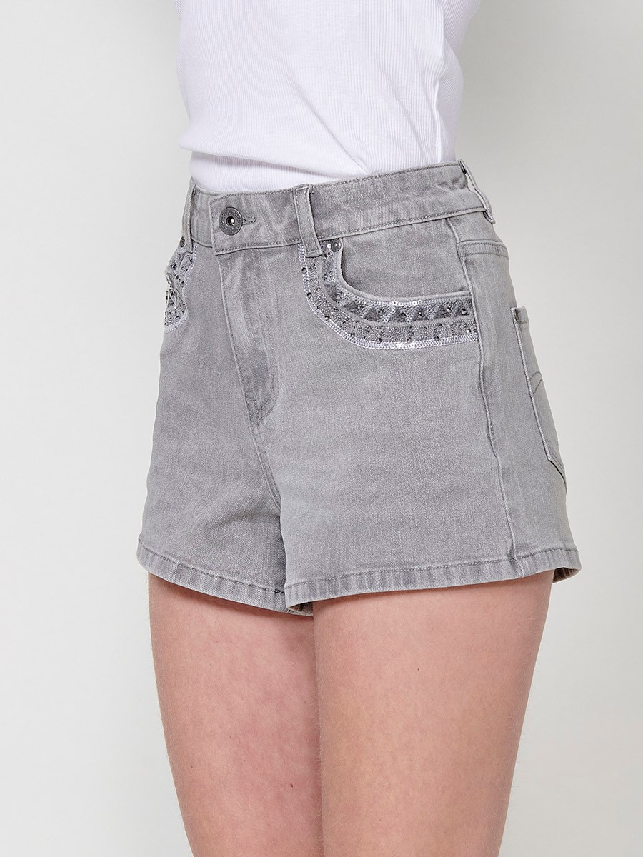 Damen-Elastische Jeansshorts mit Waschungseffekt und Bestickter Ethno-Borte mit Glanz in Grauem Denim 4