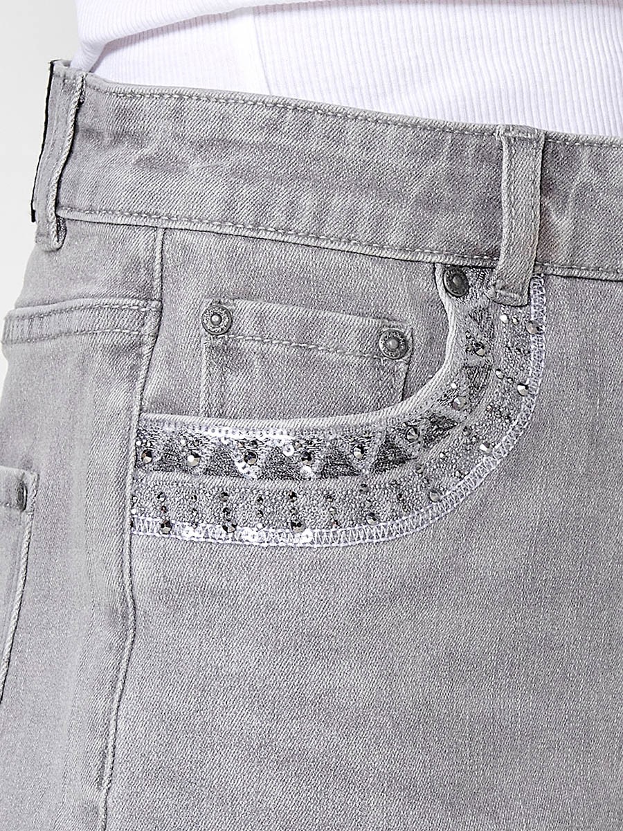 Damen-Elastische Jeansshorts mit Waschungseffekt und Bestickter Ethno-Borte mit Glanz in Grauem Denim 8