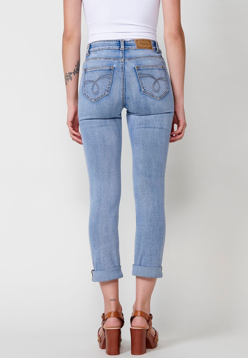 Pantalón largo jeans slim con Acabado en vuelta y Detalle de pedrería en los bolsillos delanteros color Azul para Mujer