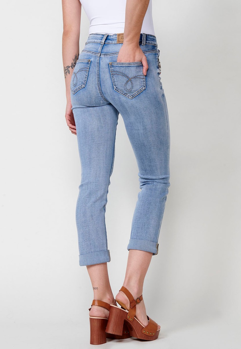 Pantalón largo jeans slim con Acabado en vuelta y Detalle de pedrería en los bolsillos delanteros color Azul para Mujer