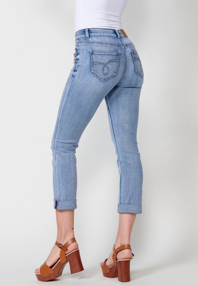 Pantalón largo jeans slim con Acabado en vuelta y Detalle de pedrería en los bolsillos delanteros color Azul para Mujer