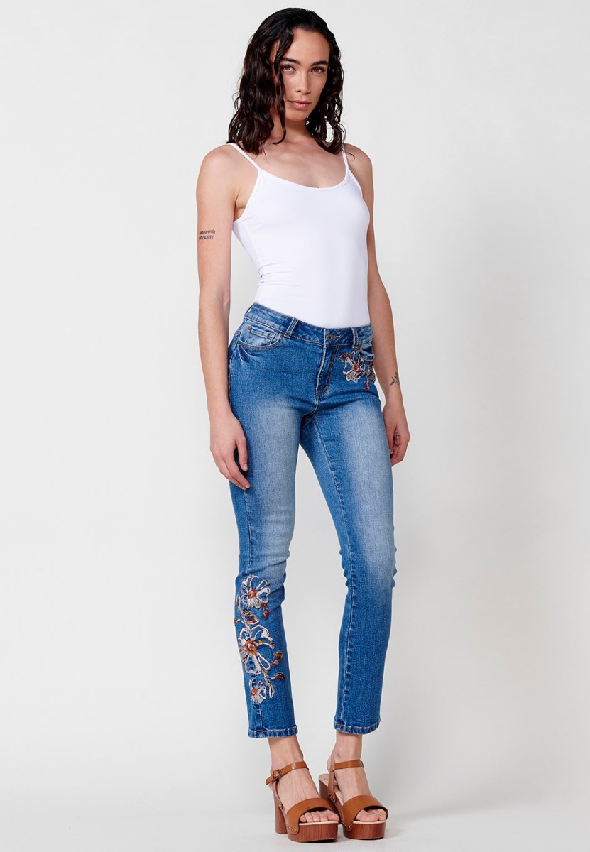 Lange, schmal geschnittene Jeans mit blauen Blumenstickereien für Damen