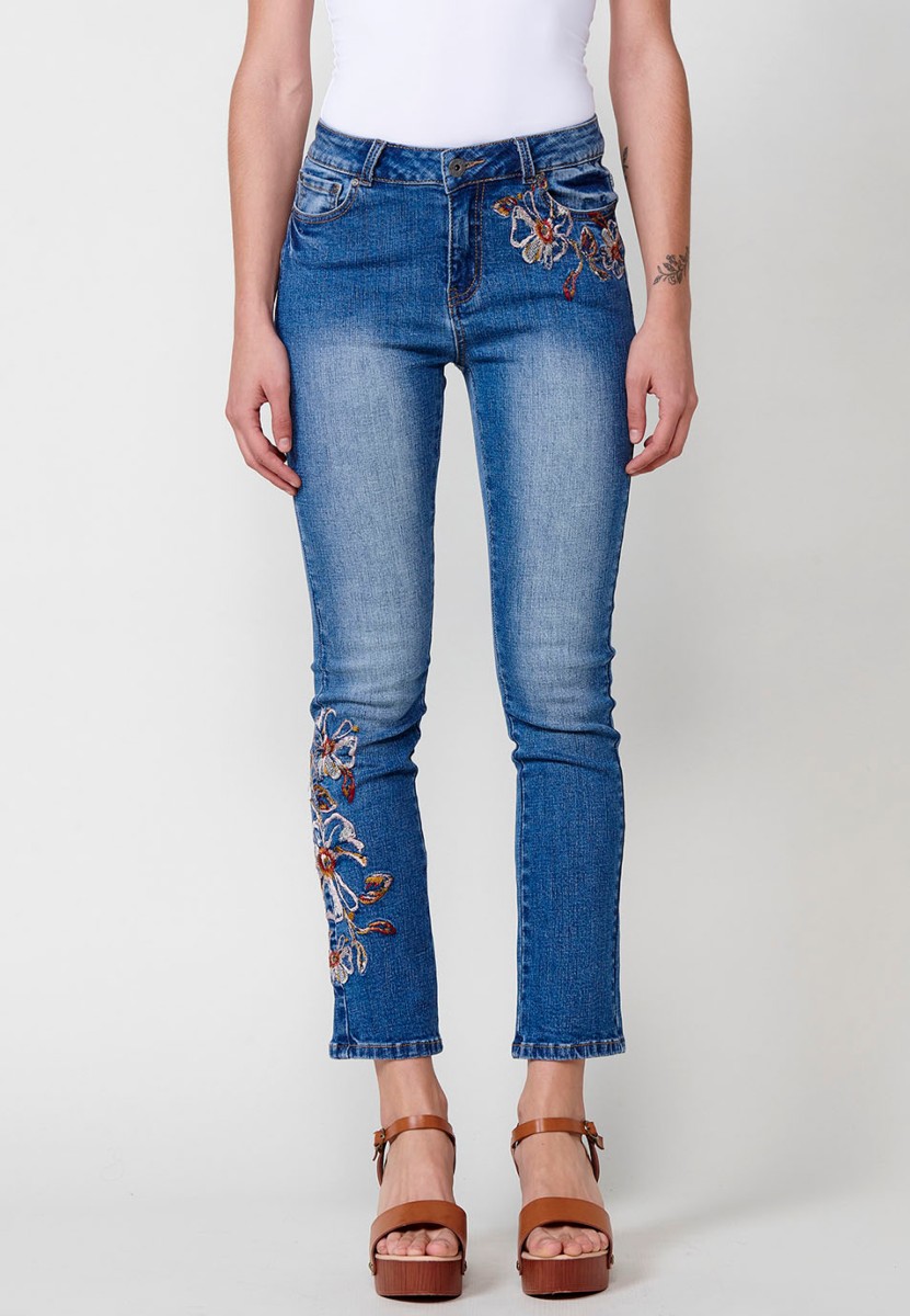 Lange, schmal geschnittene Jeans mit blauen Blumenstickereien für Damen 3