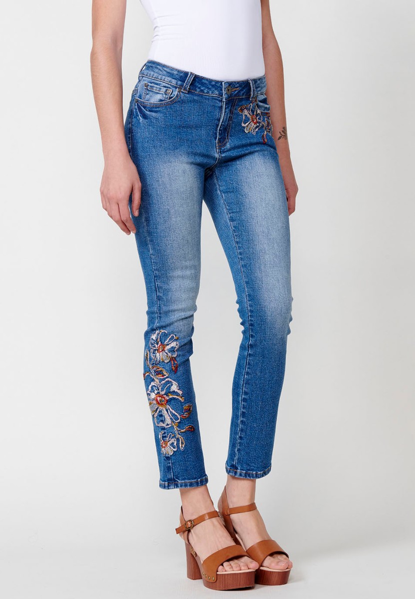 Lange, schmal geschnittene Jeans mit blauen Blumenstickereien für Damen 5