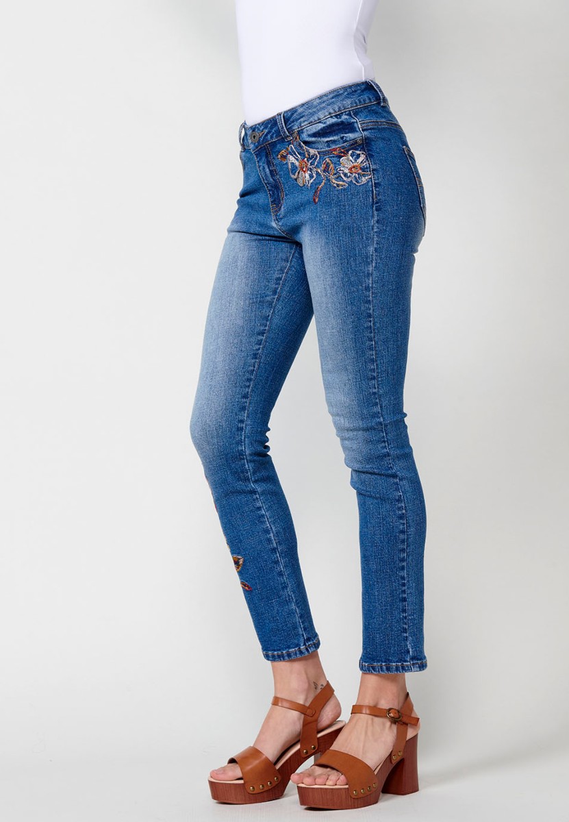 Lange, schmal geschnittene Jeans mit blauen Blumenstickereien für Damen 6