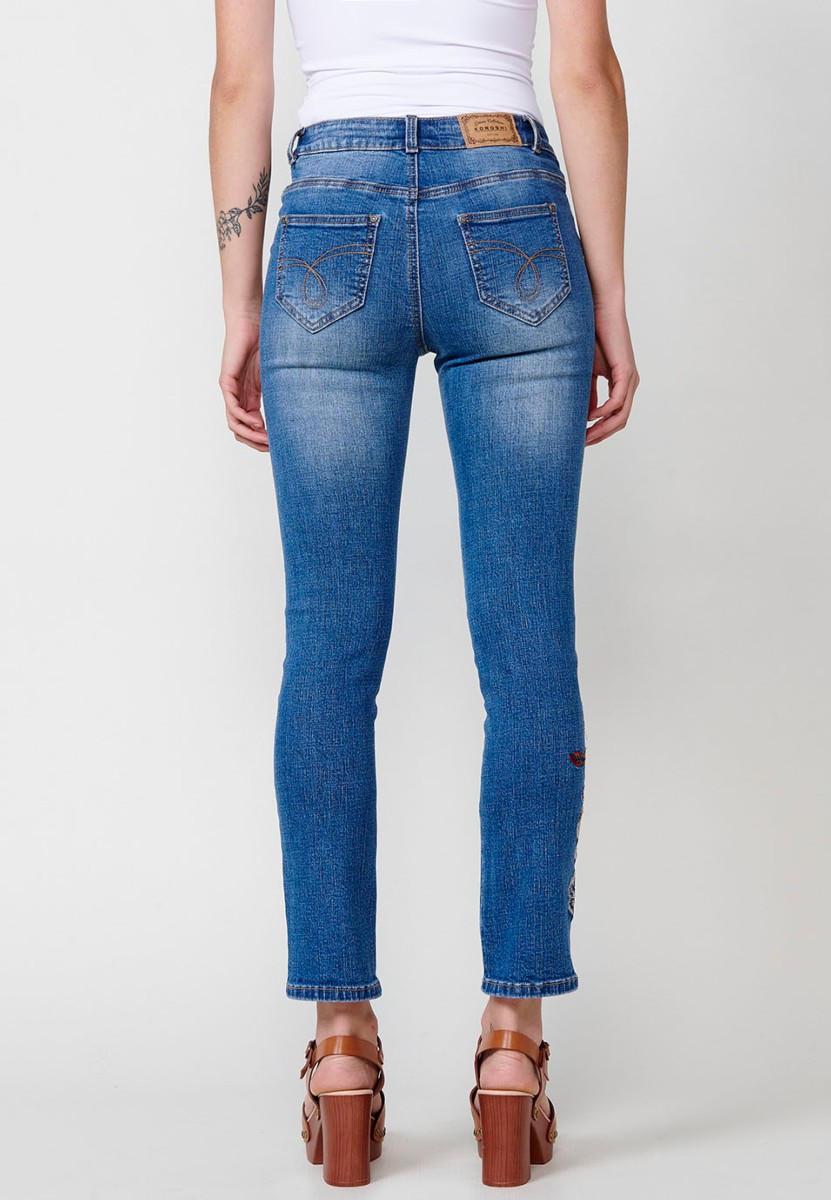 Lange, schmal geschnittene Jeans mit blauen Blumenstickereien für Damen 7