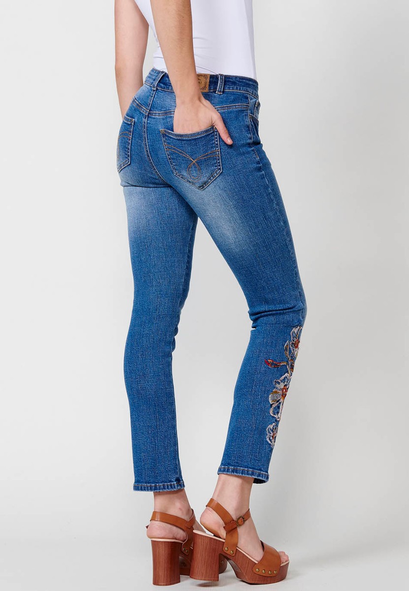 Lange, schmal geschnittene Jeans mit blauen Blumenstickereien für Damen 1