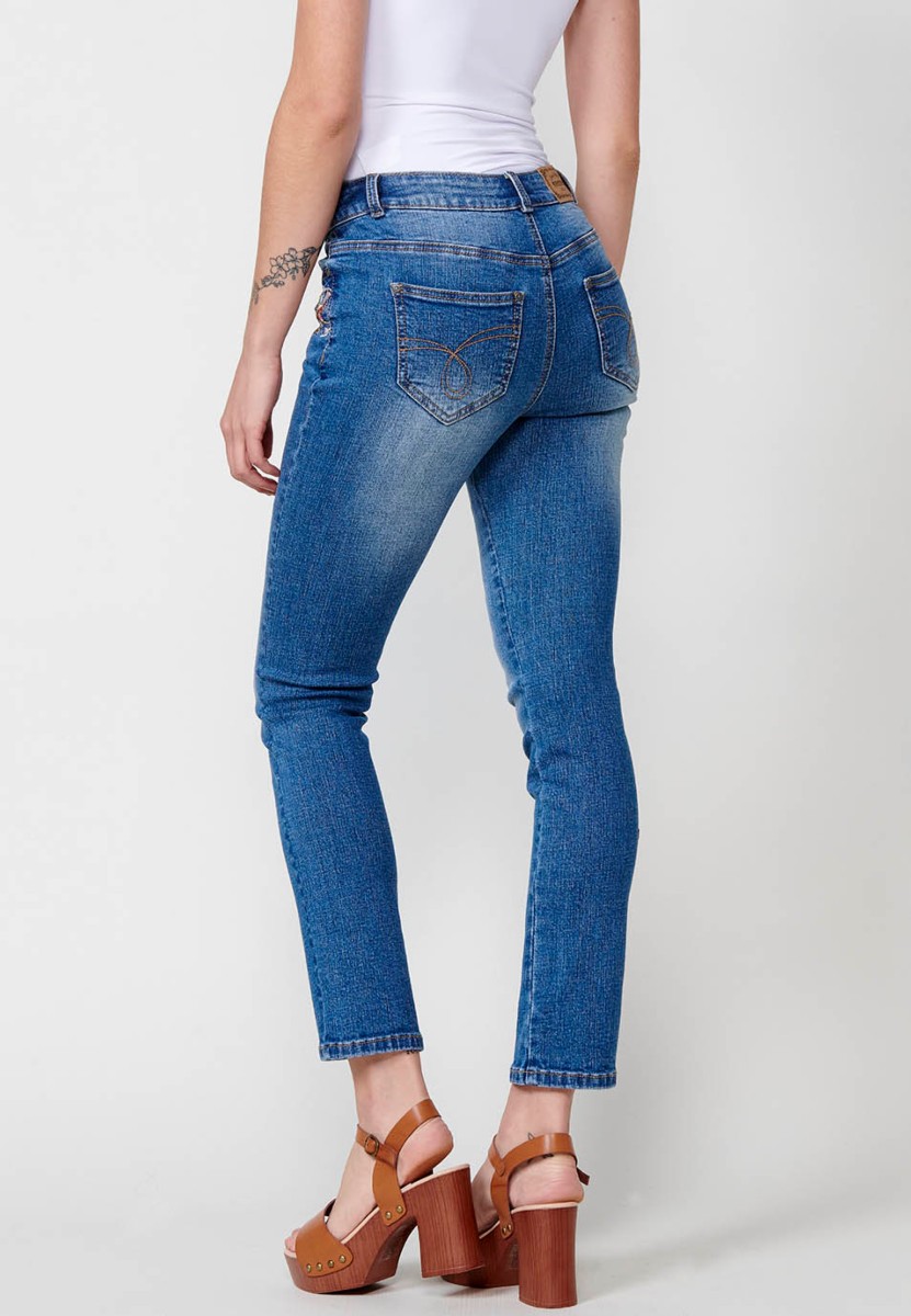 Lange, schmal geschnittene Jeans mit blauen Blumenstickereien für Damen 9