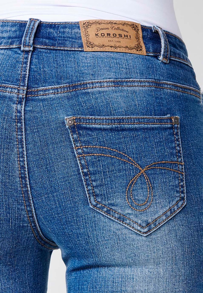 Lange, schmal geschnittene Jeans mit blauen Blumenstickereien für Damen 2