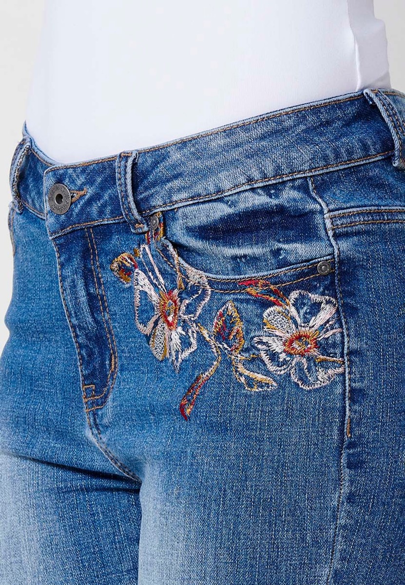 Lange, schmal geschnittene Jeans mit blauen Blumenstickereien für Damen 8