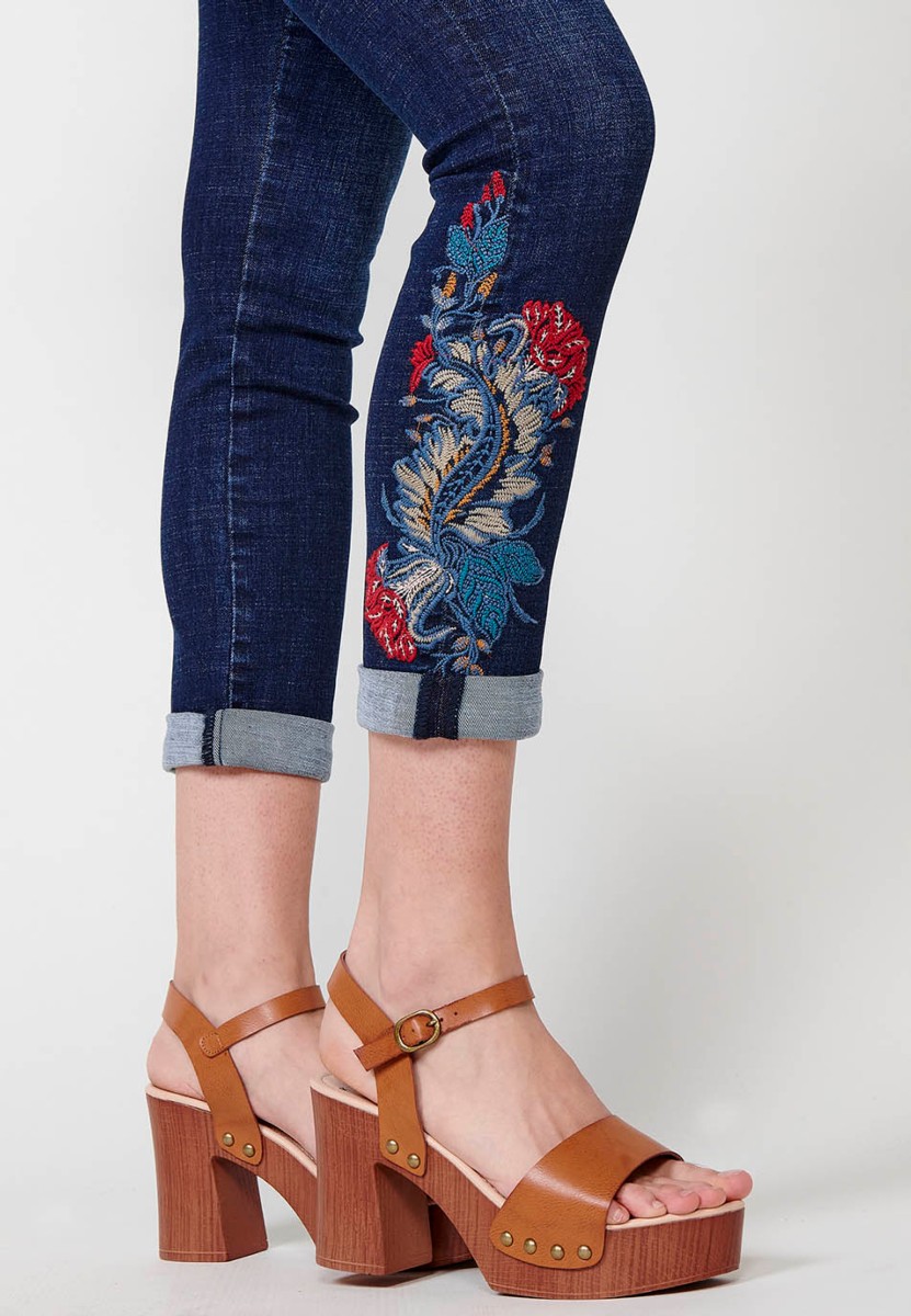 Lange, schmale Jeanshose mit Umschlag, gesticktem Blumendetail und Frontverschluss mit Reißverschluss und Knopf in Blau für Damen 7