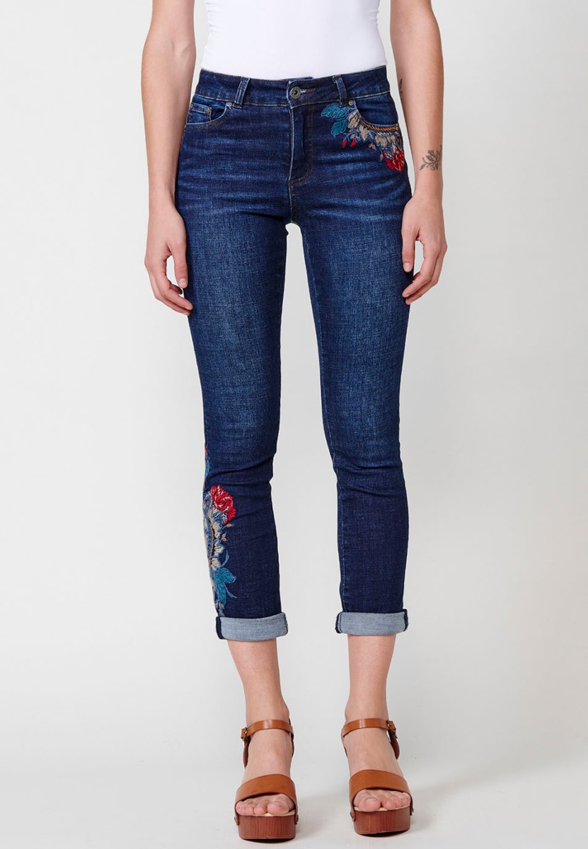 Lange, schmale Jeanshose mit Umschlag, gesticktem Blumendetail und Frontverschluss mit Reißverschluss und Knopf in Blau für Damen 1