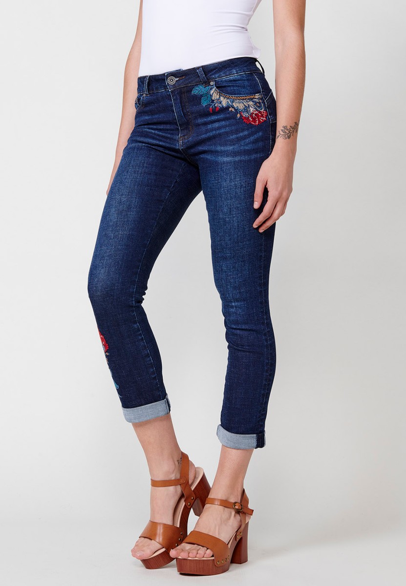 Lange, schmale Jeanshose mit Umschlag, gesticktem Blumendetail und Frontverschluss mit Reißverschluss und Knopf in Blau für Damen 3