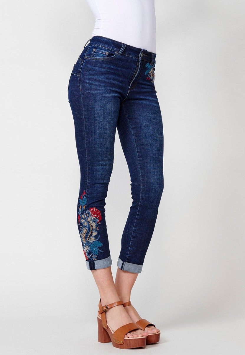 Lange, schmale Jeanshose mit Umschlag, gesticktem Blumendetail und Frontverschluss mit Reißverschluss und Knopf in Blau für Damen 8