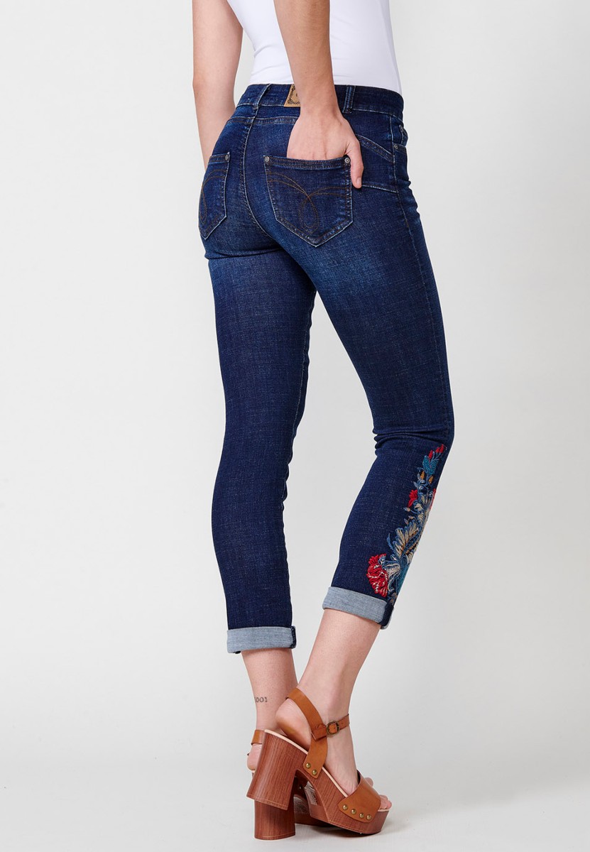 Lange, schmale Jeanshose mit Umschlag, gesticktem Blumendetail und Frontverschluss mit Reißverschluss und Knopf in Blau für Damen 5