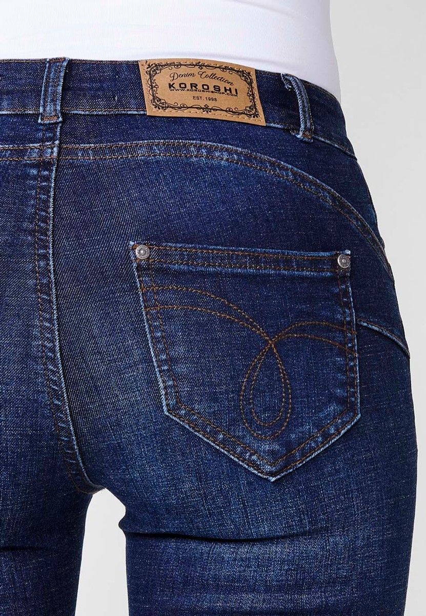 Lange, schmale Jeanshose mit Umschlag, gesticktem Blumendetail und Frontverschluss mit Reißverschluss und Knopf in Blau für Damen 4