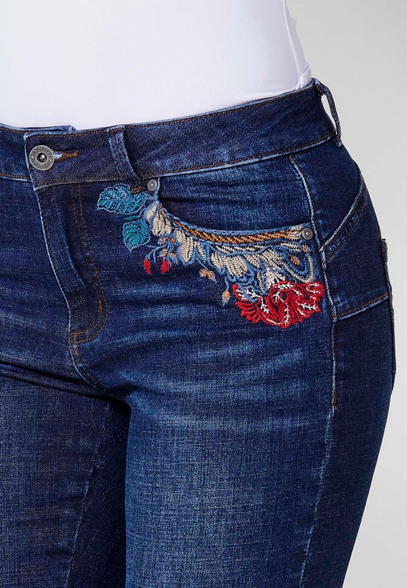 Lange, schmale Jeanshose mit Umschlag, gesticktem Blumendetail und Frontverschluss mit Reißverschluss und Knopf in Blau für Damen 2