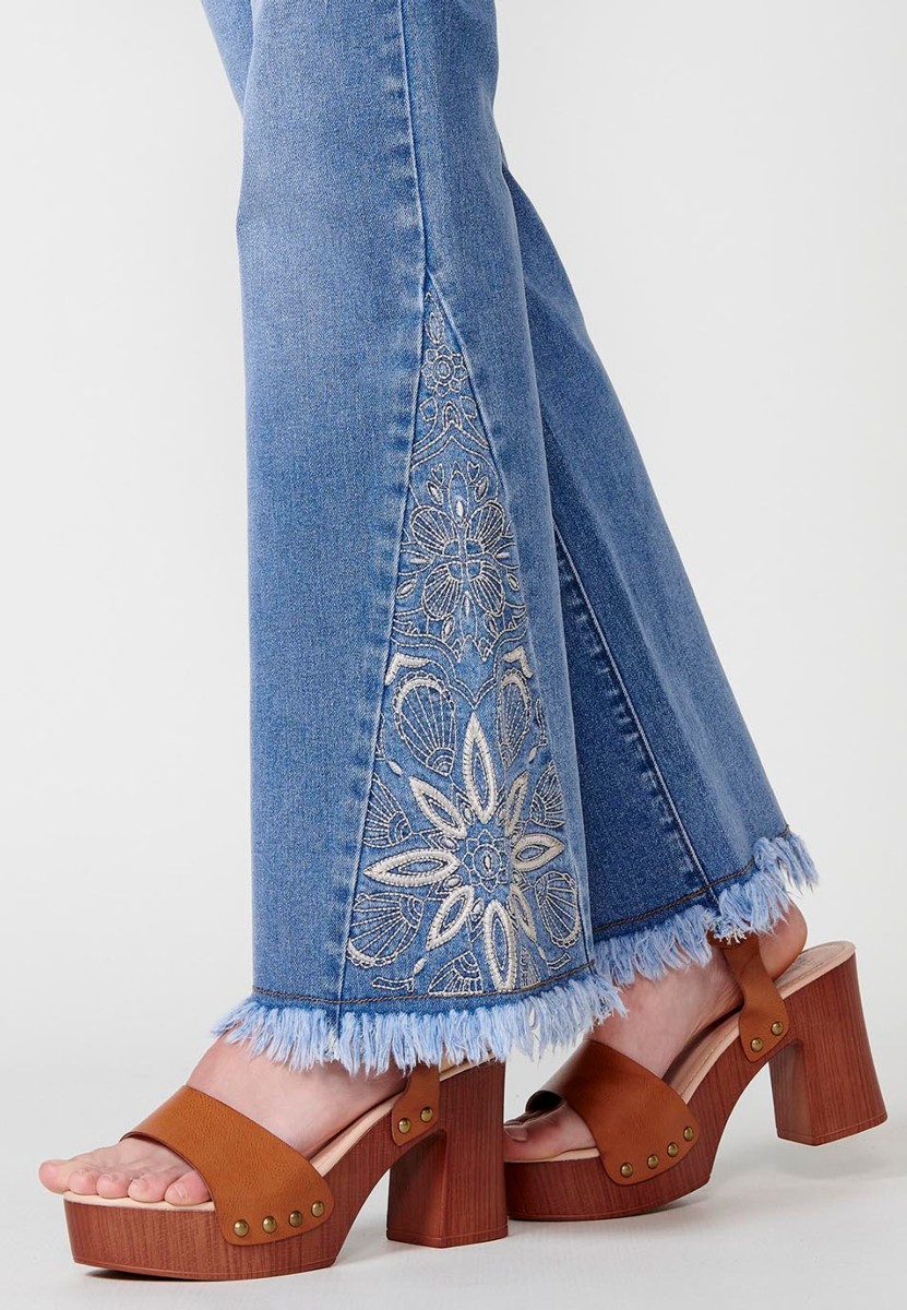 Pantalon long en jean à bas cloche avec broderie florale en Bleu pour Femme