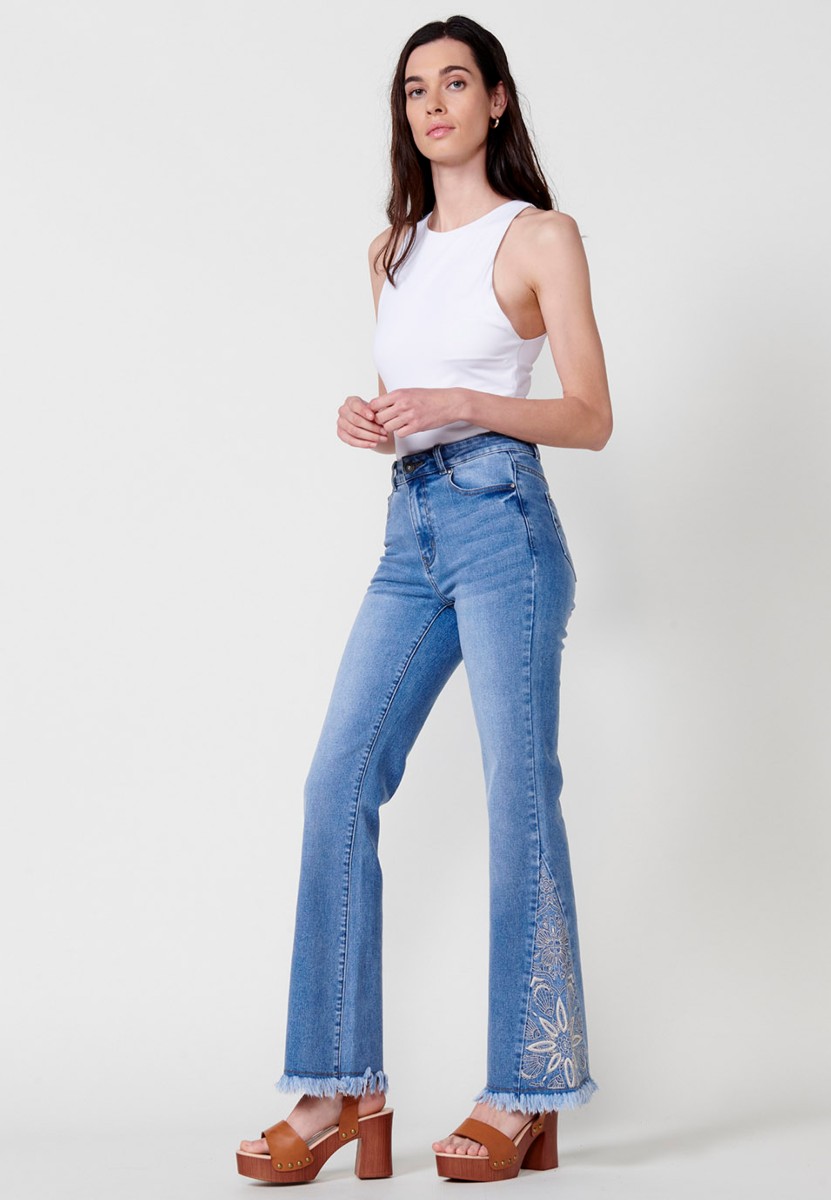 Pantalon long en jean à bas cloche avec broderie florale en Bleu pour Femme