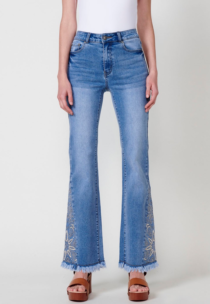 Pantalon long en jean à bas cloche avec broderie florale en Bleu pour Femme