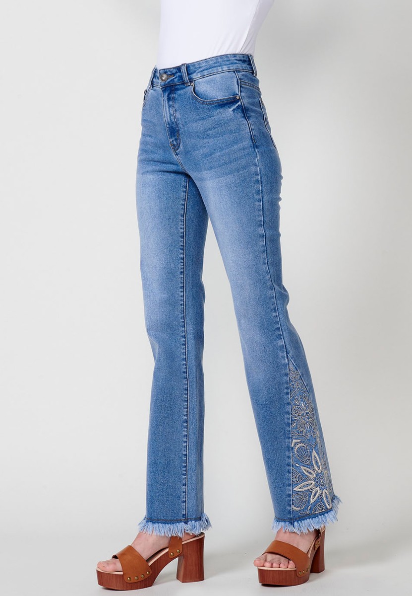 Pantalon long en jean à bas cloche avec broderie florale en Bleu pour Femme