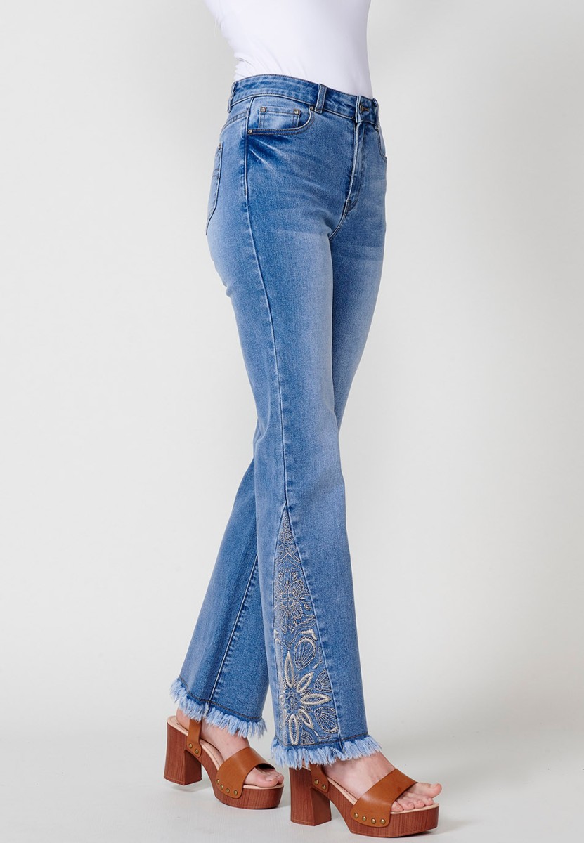 Pantalon long en jean à bas cloche avec broderie florale en Bleu pour Femme