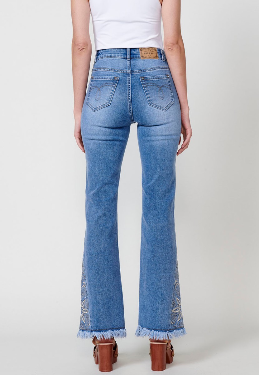 Pantalon long en jean à bas cloche avec broderie florale en Bleu pour Femme