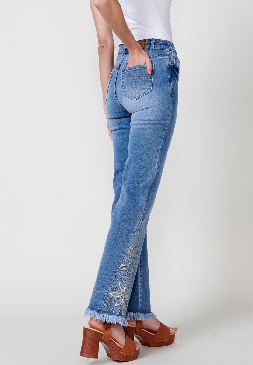 Pantalon long en jean à bas cloche avec broderie florale en Bleu pour Femme