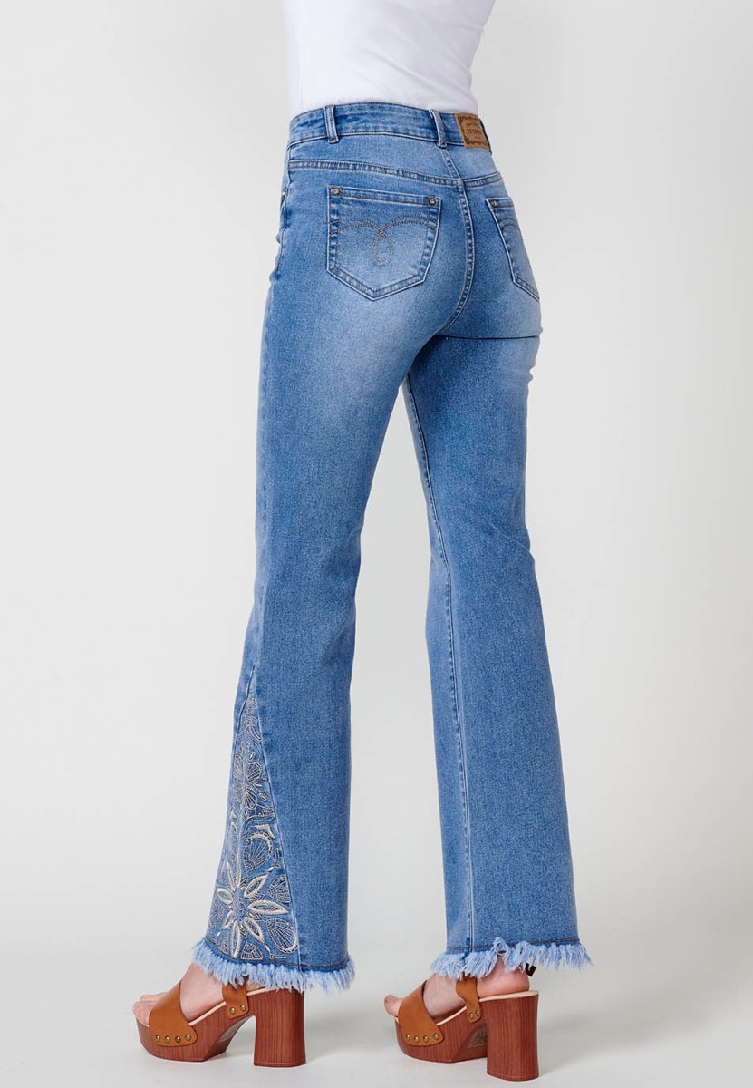 Pantalon long en jean à bas cloche avec broderie florale en Bleu pour Femme