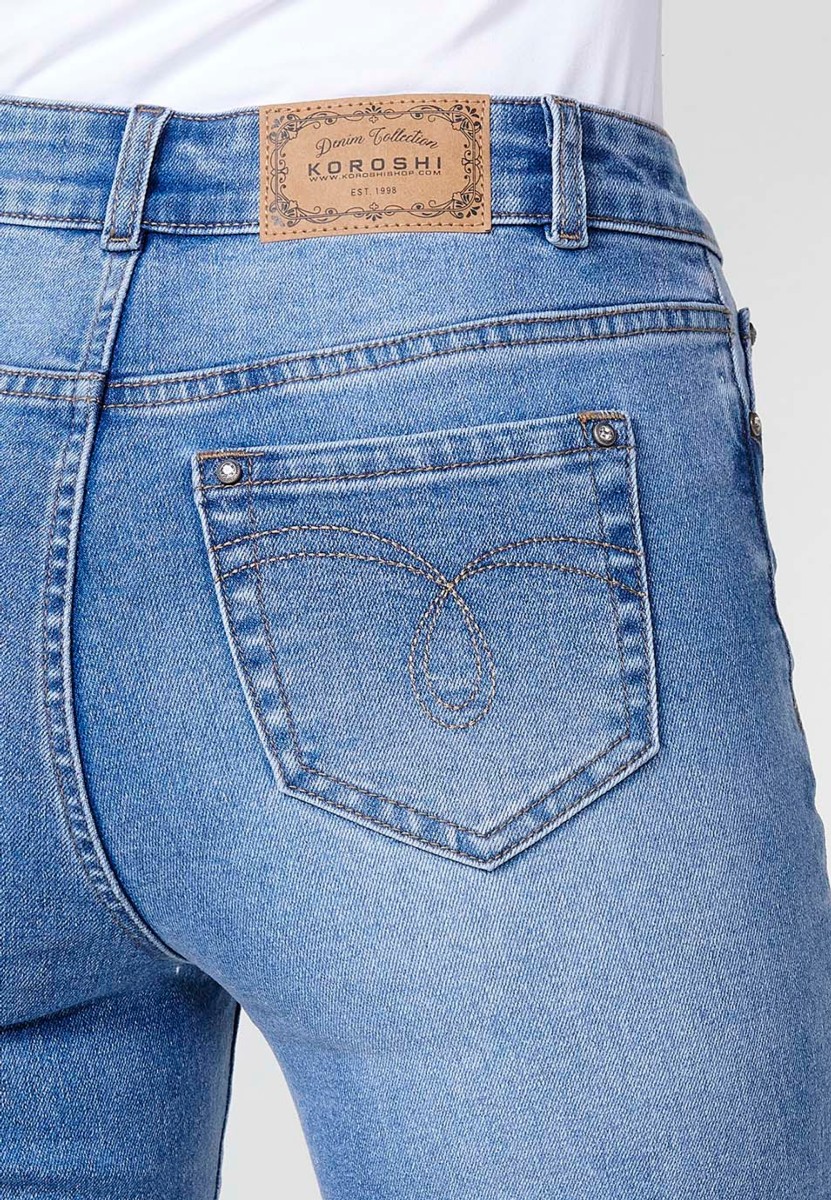 Pantalon long en jean à bas cloche avec broderie florale en Bleu pour Femme