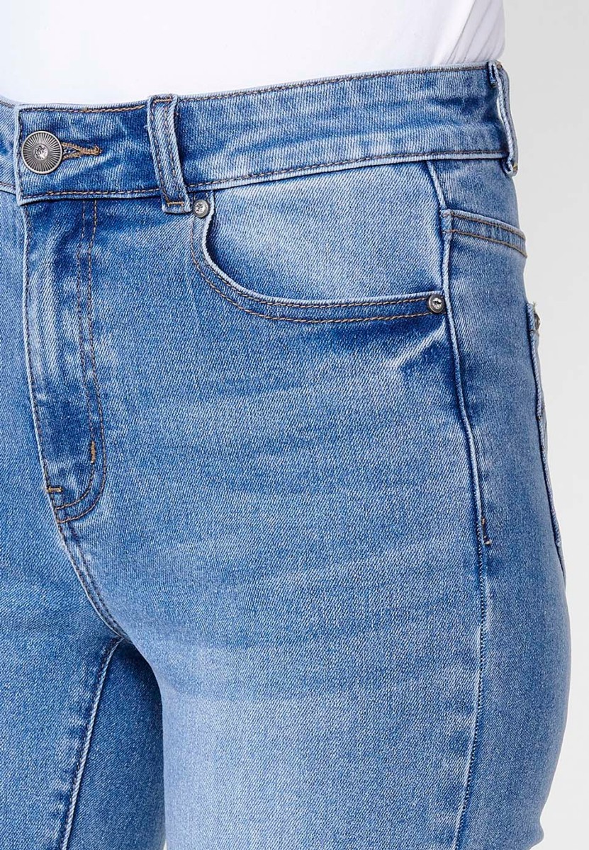 Pantalon long en jean à bas cloche avec broderie florale en Bleu pour Femme