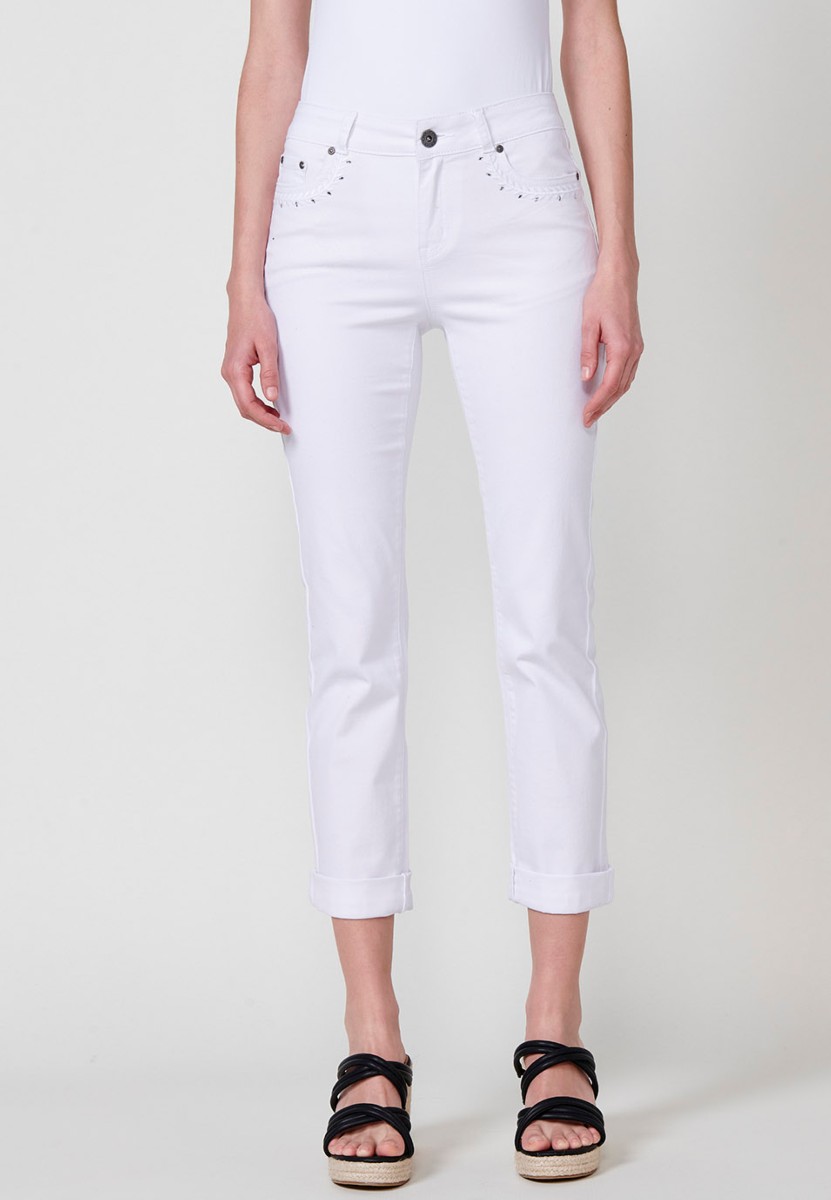 Pantalón largo acabado en vuelta, Jeans slim con Detalles bordados y brillos en los bolsillos delanteros color Blanco para Mujer