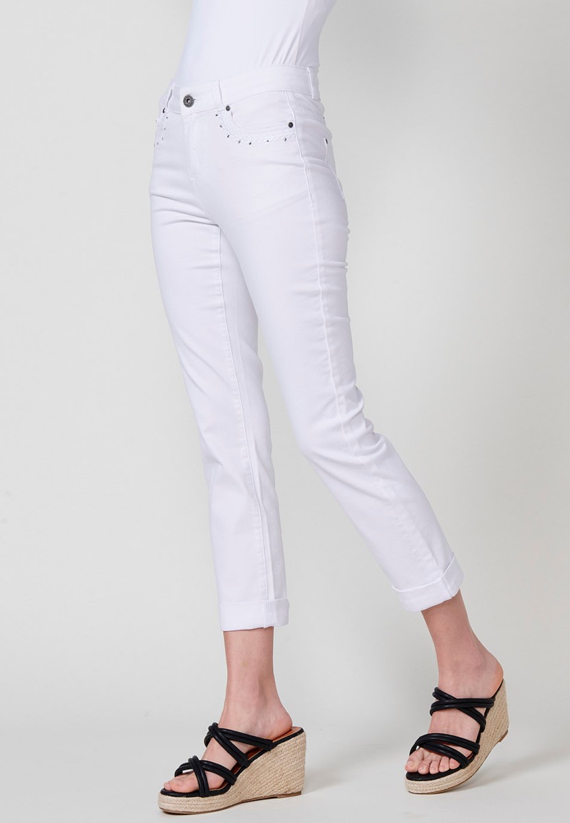 Pantalón largo acabado en vuelta, Jeans slim con Detalles bordados y brillos en los bolsillos delanteros color Blanco para Mujer