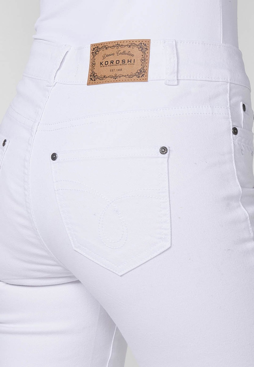 Pantalón largo acabado en vuelta, Jeans slim con Detalles bordados y brillos en los bolsillos delanteros color Blanco para Mujer